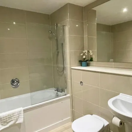 Bracknell Rwh Beautiful Two Bedroom Apartment Exterior photo