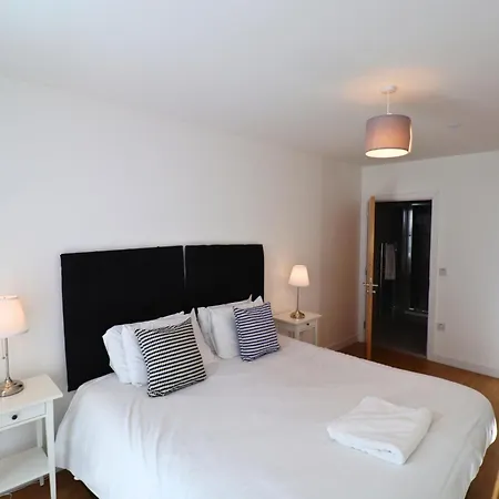 Bracknell Rwh Beautiful Two Bedroom Apartment Exterior photo