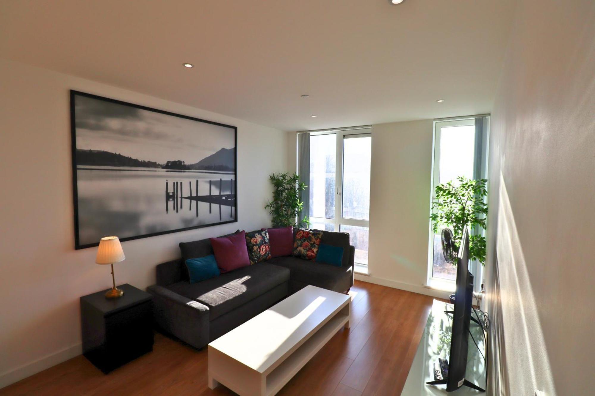 Rwh Beautiful Two Bedroom Apartment Bracknell